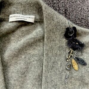 Brunello Cucinelli Grey Cashmere Cardigan – Floral Lapel Detai